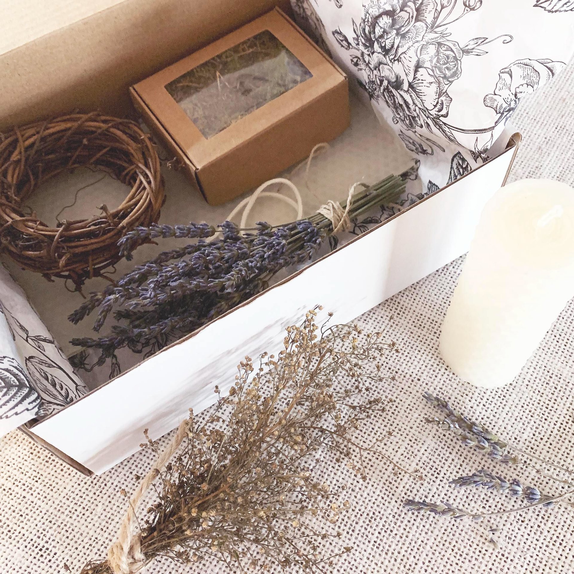 DIY Lavender Candle Gift Set: Rolled Beeswax Pillar Candle with Dried Flower Mini Wreath Craft Kit